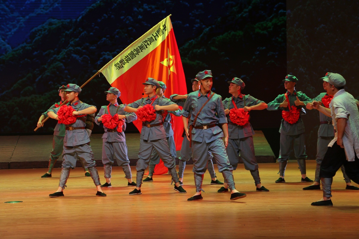 大型原创兴国山歌剧巜苏区干部好作风剧照