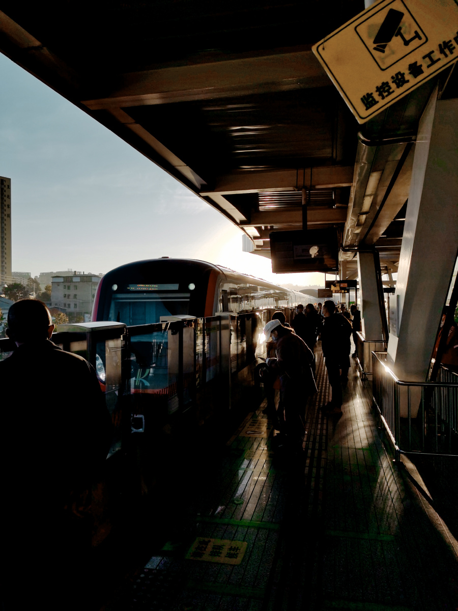 早上的阳光与忙碌的人们