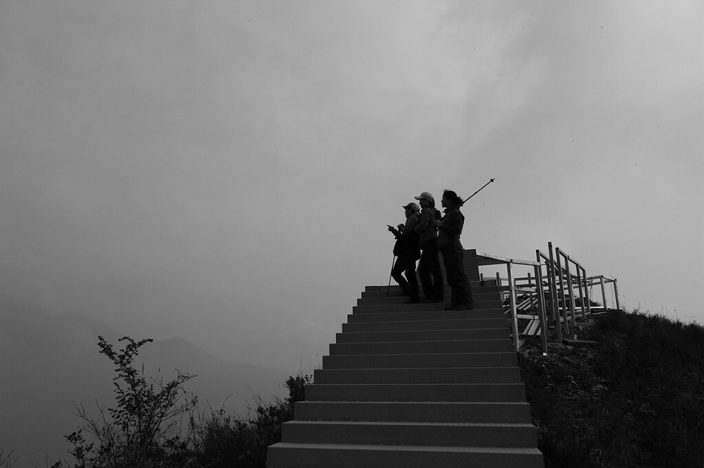 江对岸山峰眺望神女峰