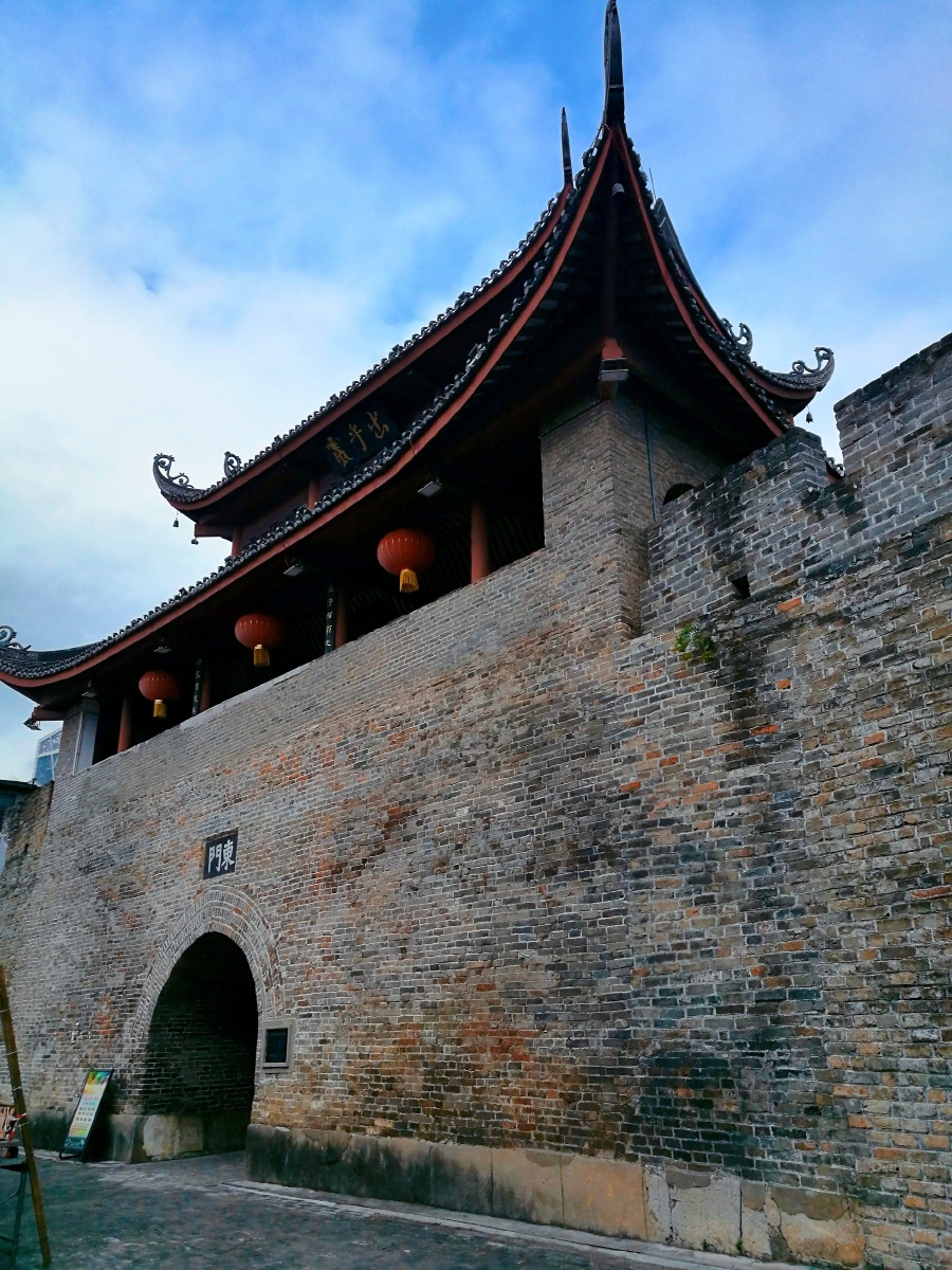 柳州东门古城楼经历了六百多年的风风雨雨,见证了一个又一个