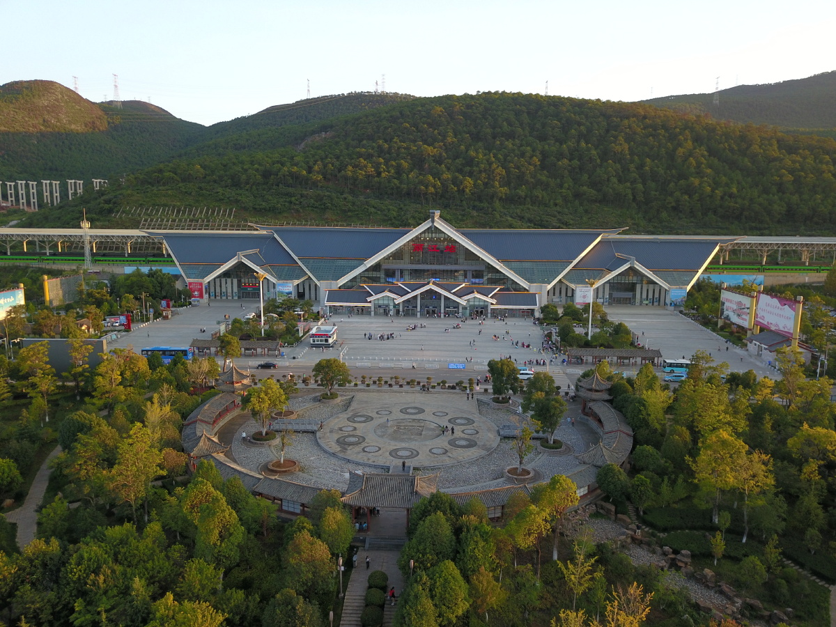 这个角度的丽江火车站见的不多吧