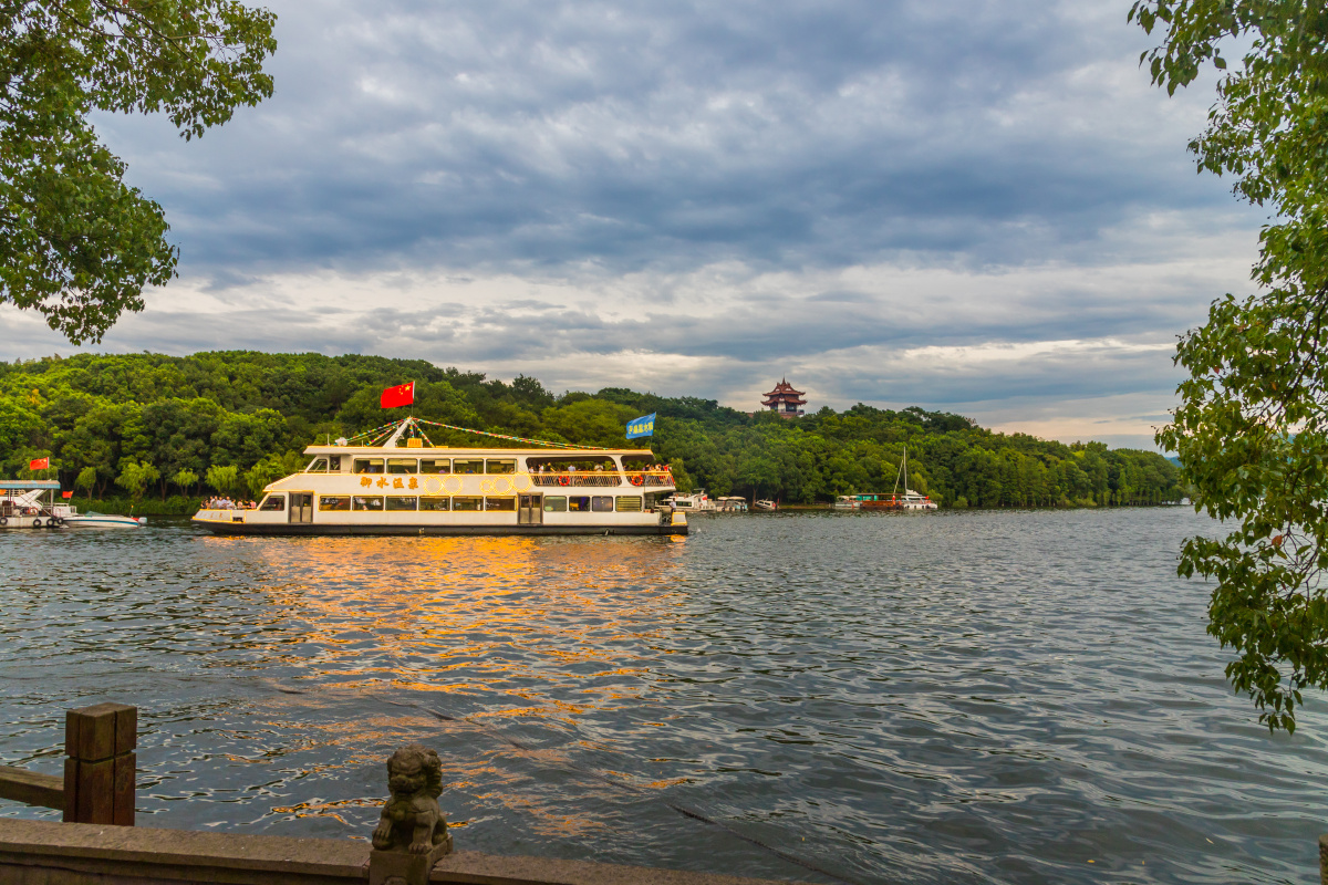 湖中游船江苏天目湖