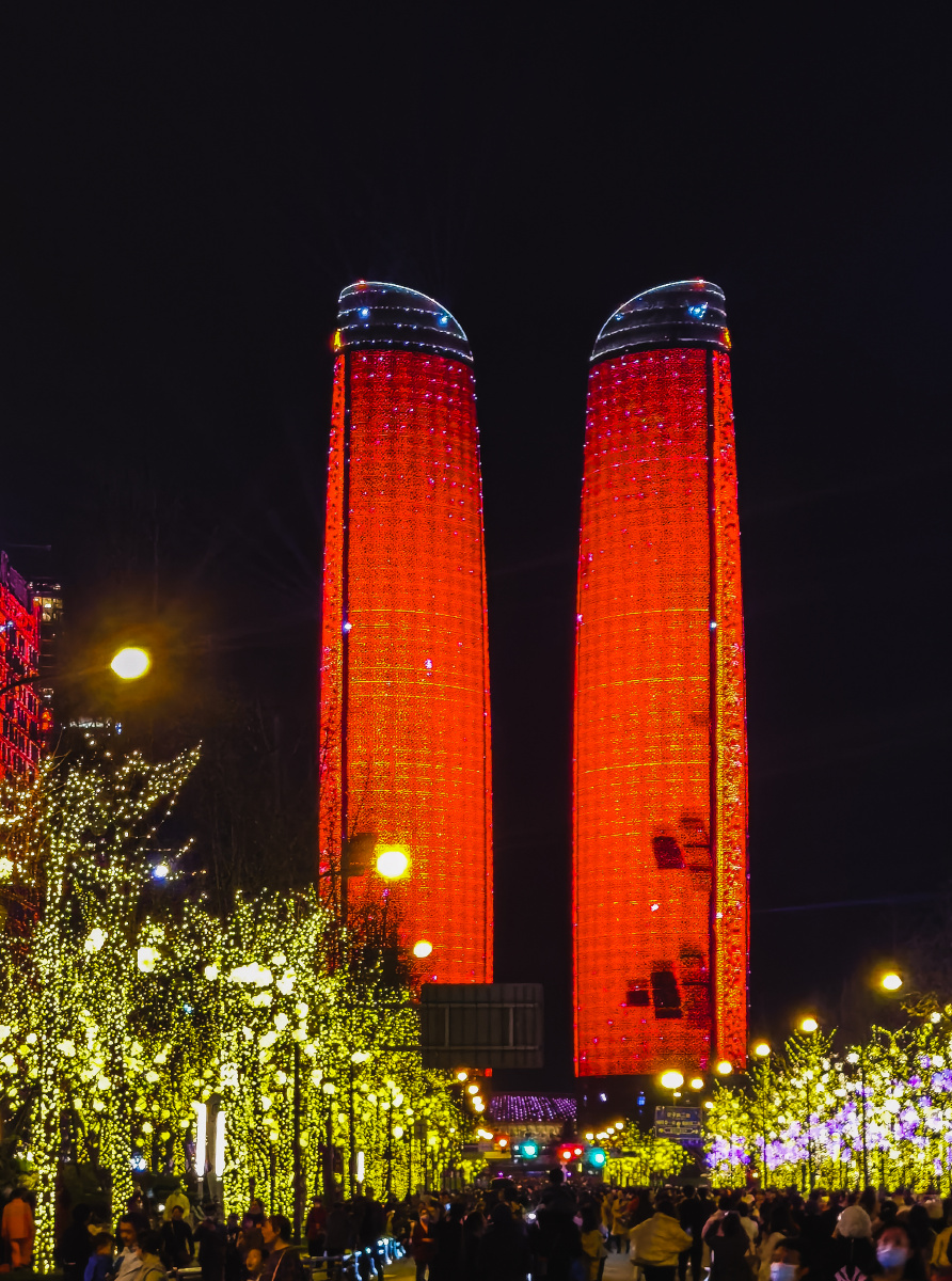 成都双子塔灯光秀红色