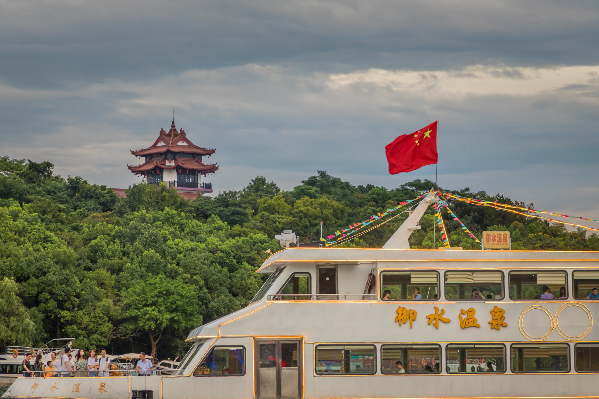 湖中游船江苏天目湖