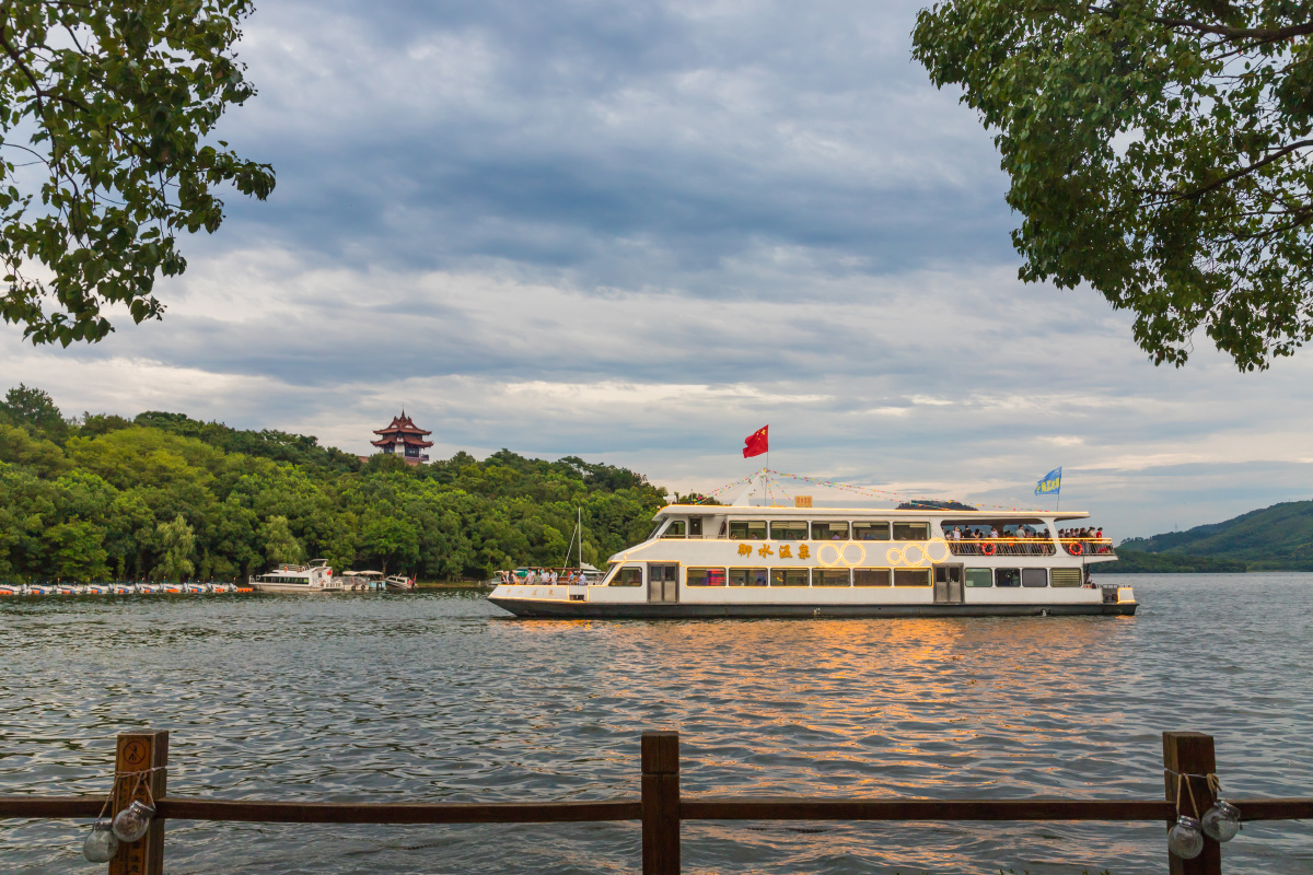 湖中游船江苏天目湖