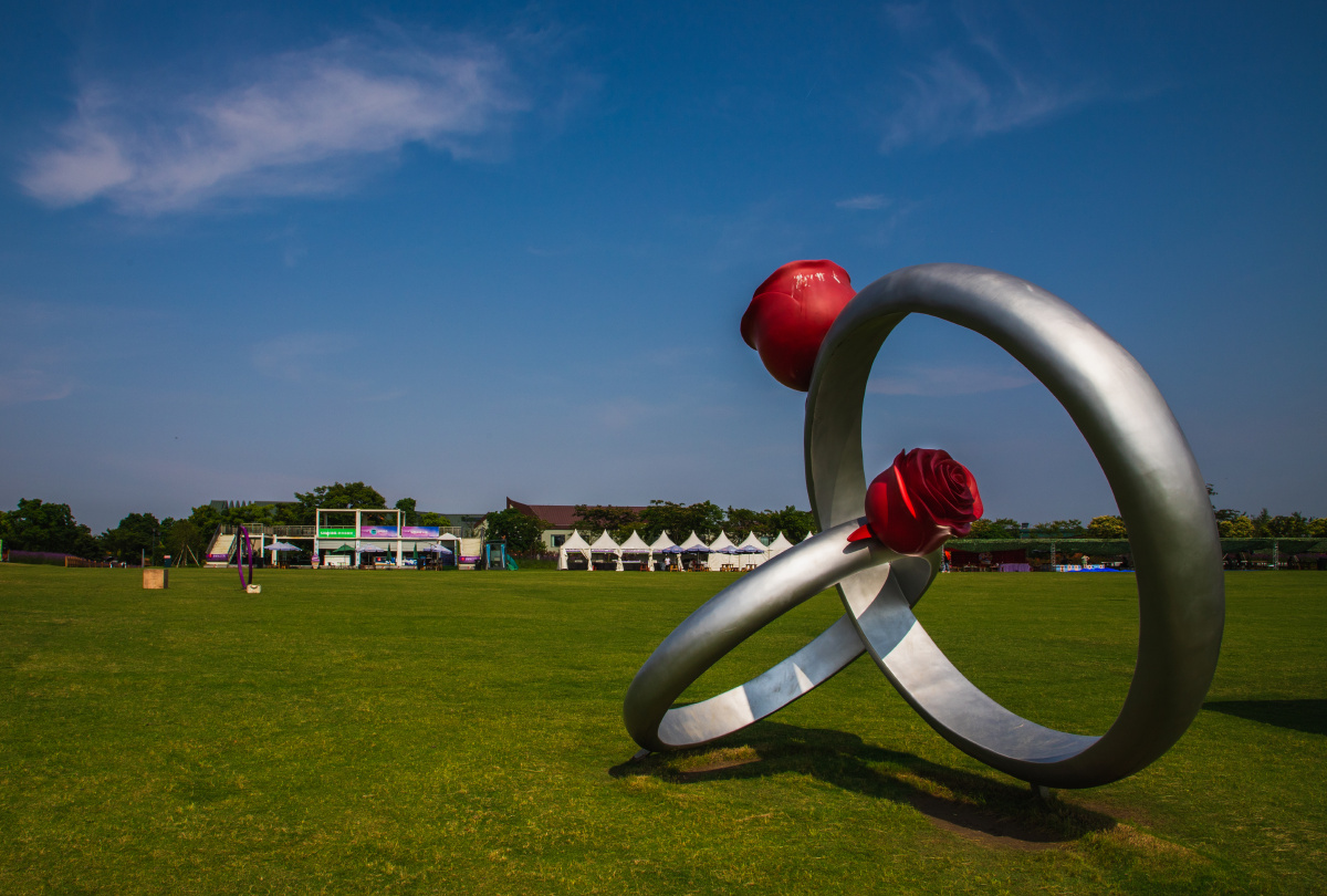 蓝天白云下的草坪与雕塑