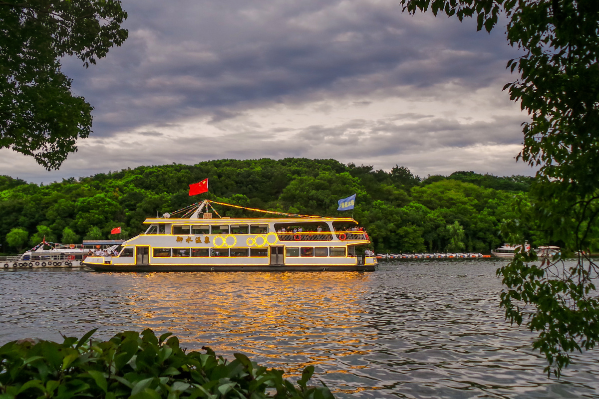 湖中游船江苏天目湖