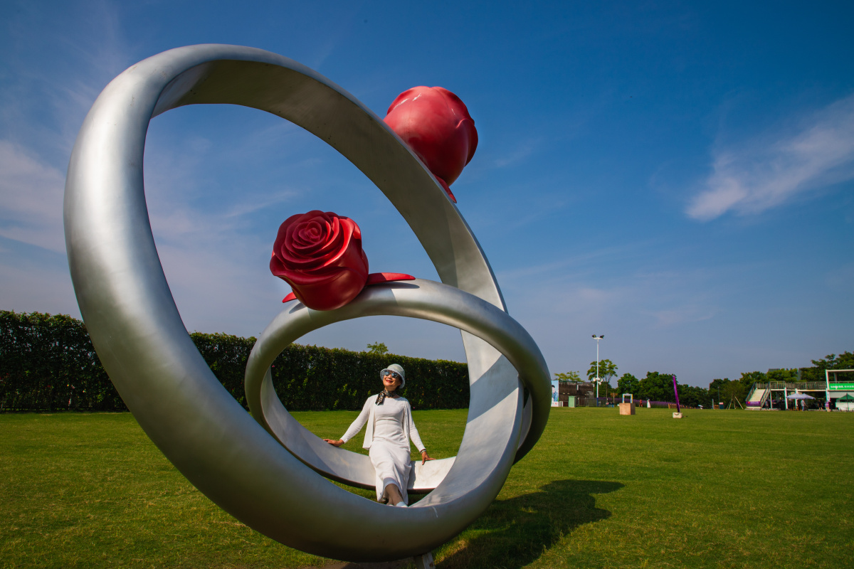 蓝天白云下的草坪与雕塑