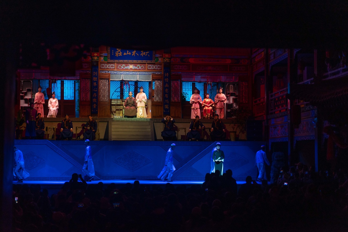 来到司徒小镇游玩时,看一场《又见老山西》实景剧演出是更多游客的