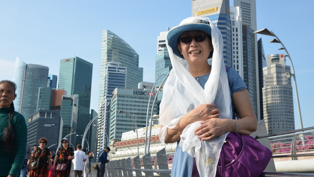 炎热的新加坡,穿着如此厚实外装的女子突现在我拍摄的图像中.