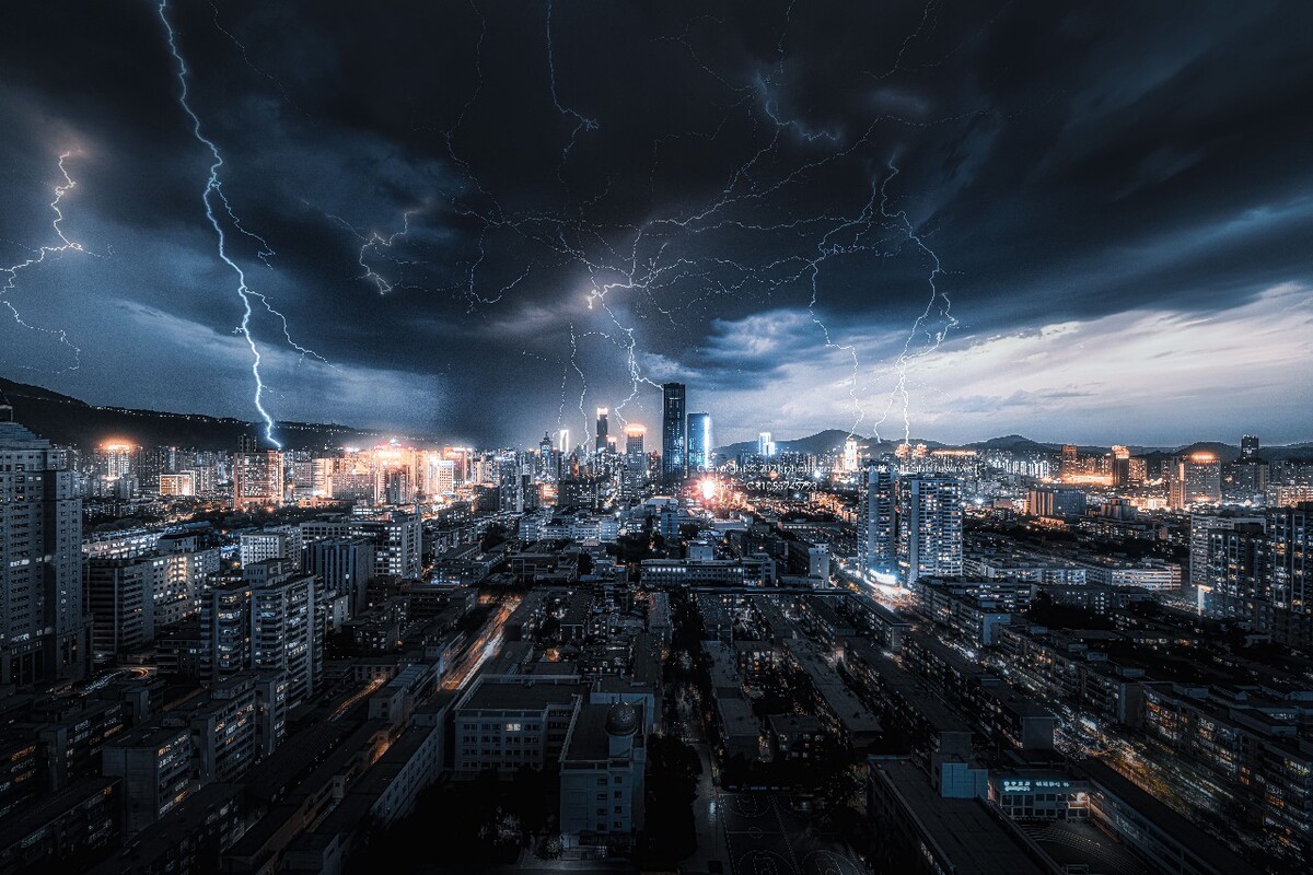 风云翻滚，大地领会，数条闪电直插城市腹地，大自然的能量赋予了城市