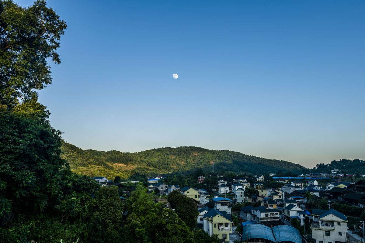 月下山村渐入夜