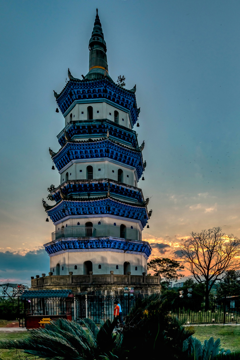 夕阳浅照回龙塔