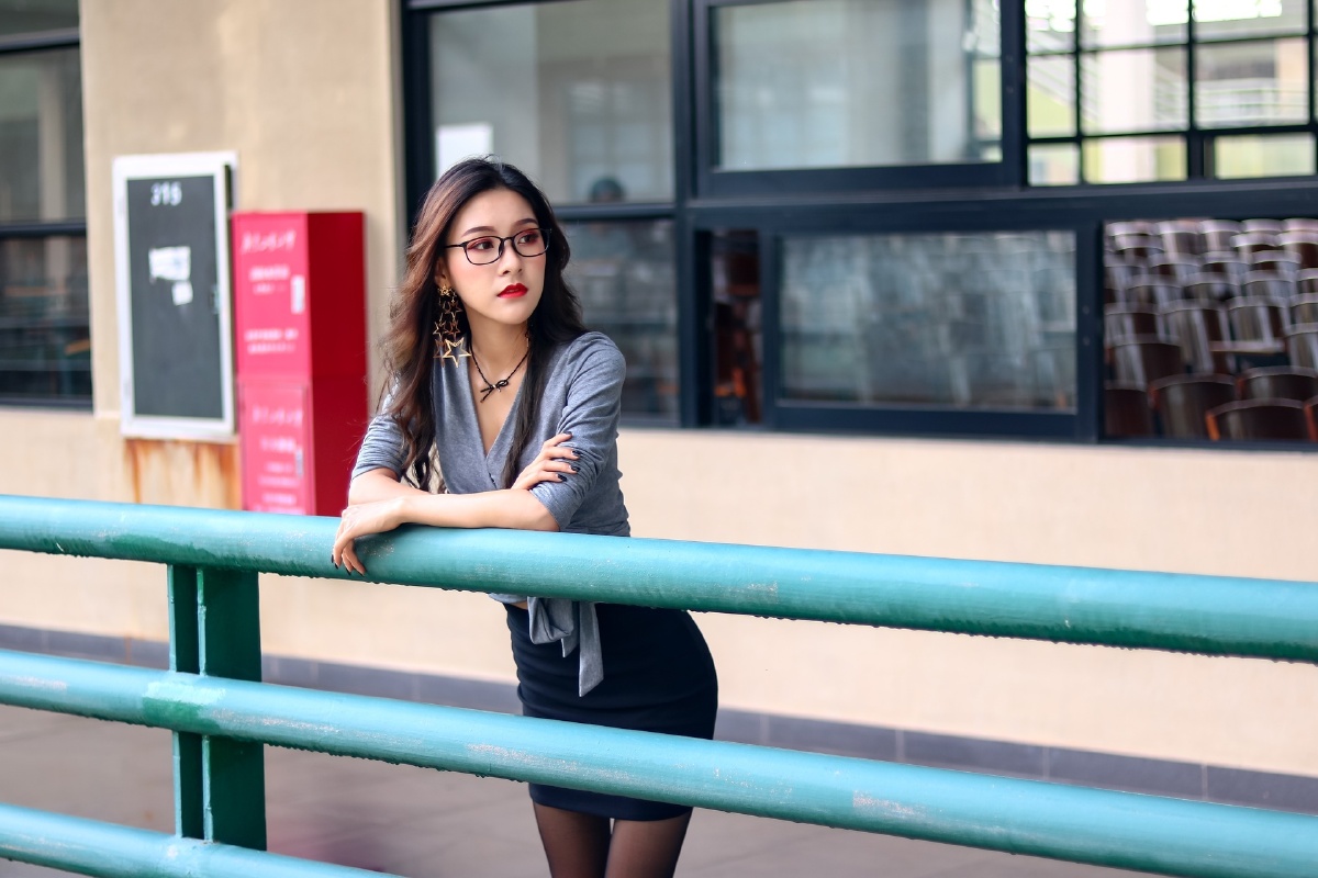 这么漂亮性感的女教师,能教娃娃吗?