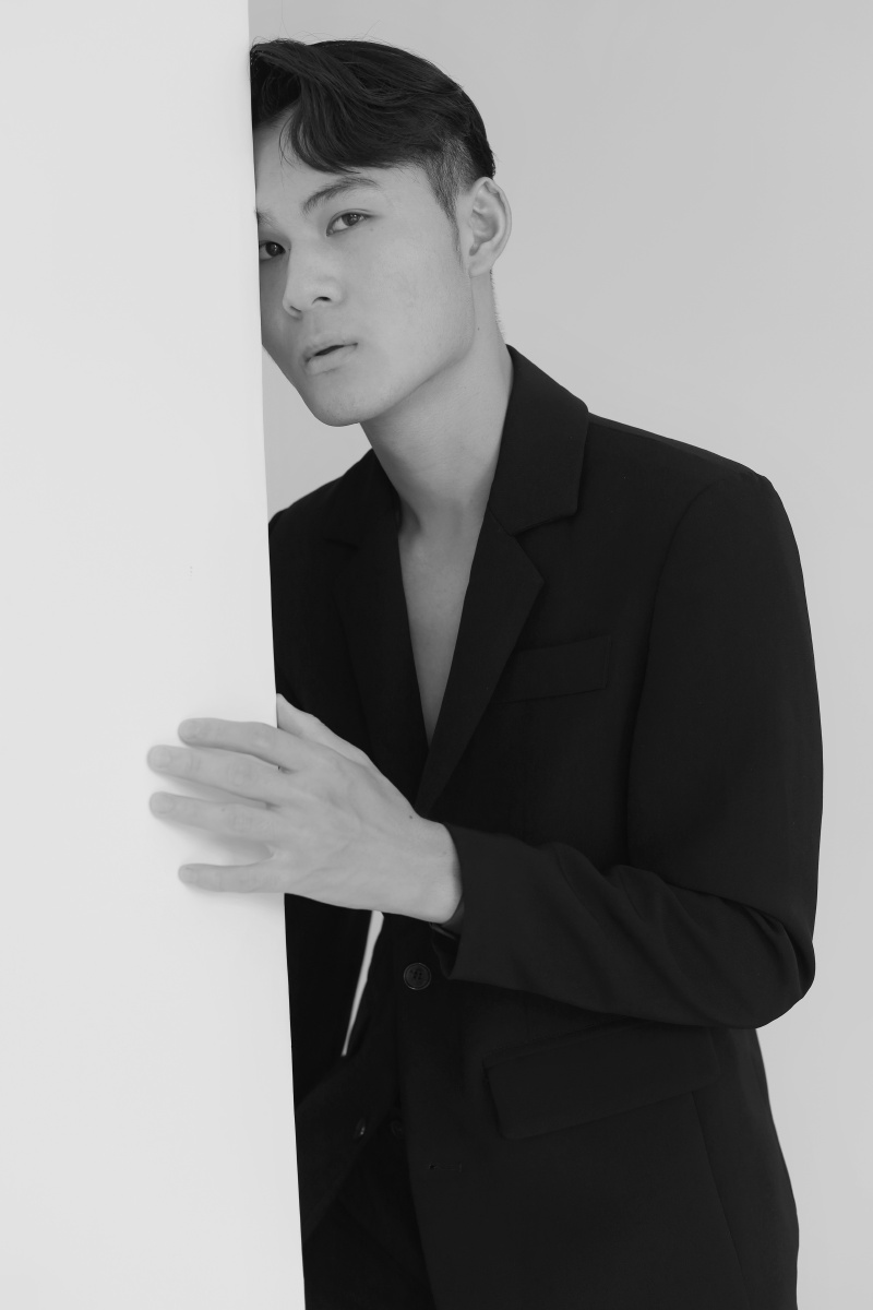 拍摄这组照片的灵感来自于王嘉尔和rain合作的mv黑白画面很高级