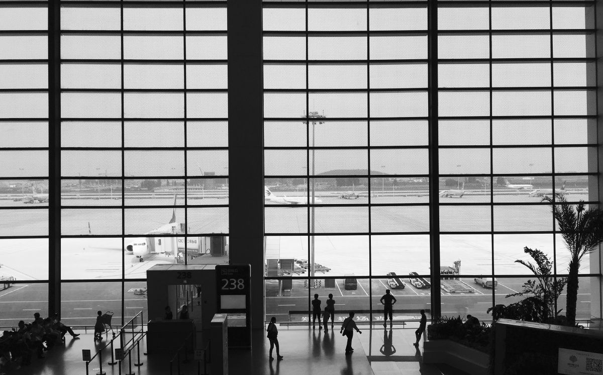 巨大的落地窗内外是两个世界,窗外是未来,是迷茫;窗内是希望,是憧憬.