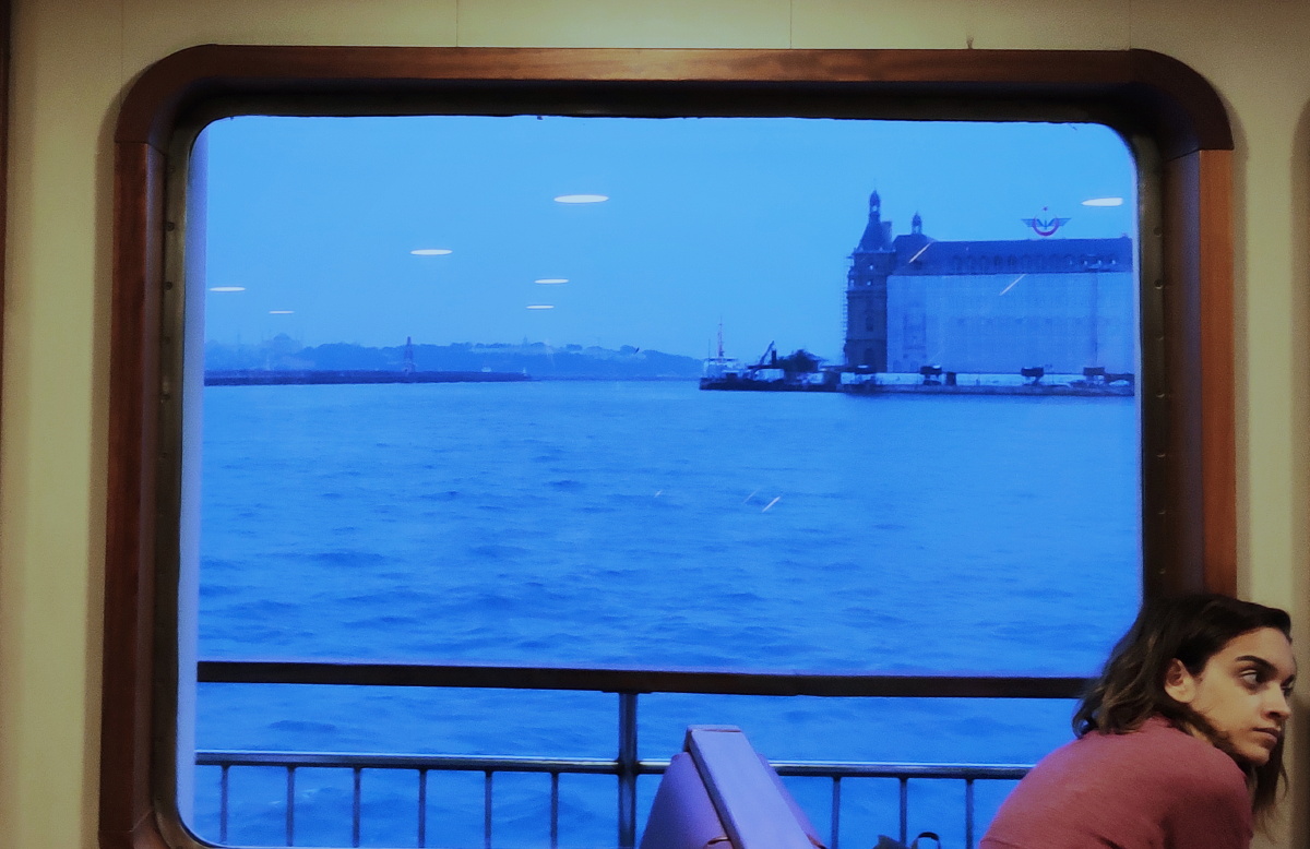 窗边女孩,窗外海