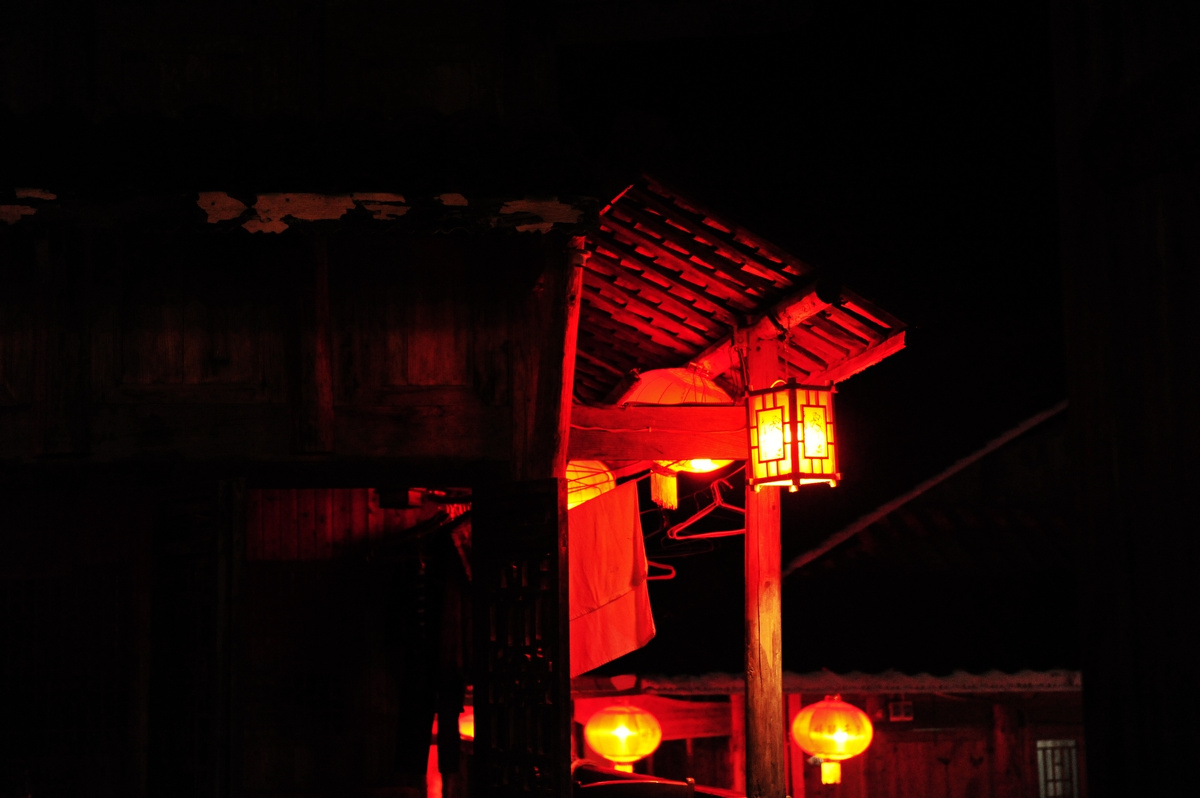 龚滩檐灯殷红千年