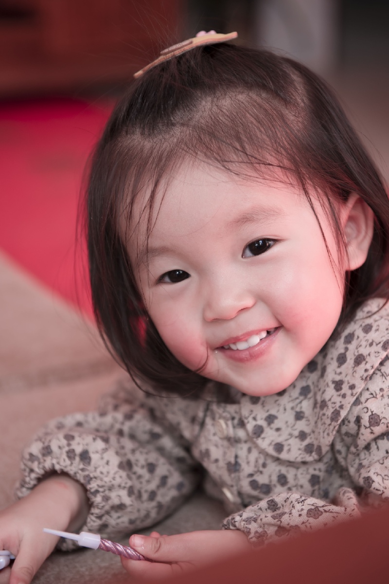 还是乖巧熟悉的小朋友比较好拍,表情自然可爱,又不用花太多时间精力