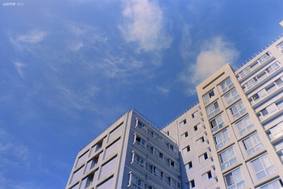秋藍。<br />
BSTU<br /><br />
2010.10<br /><br />
-<br /><br />
PENTAX Spotmatic + S-M-C Takumar 28/3.5 + 樂凱彩韻200<br /><br />
K-7 + S-M-C Takumar 50/1.4 近攝翻拍