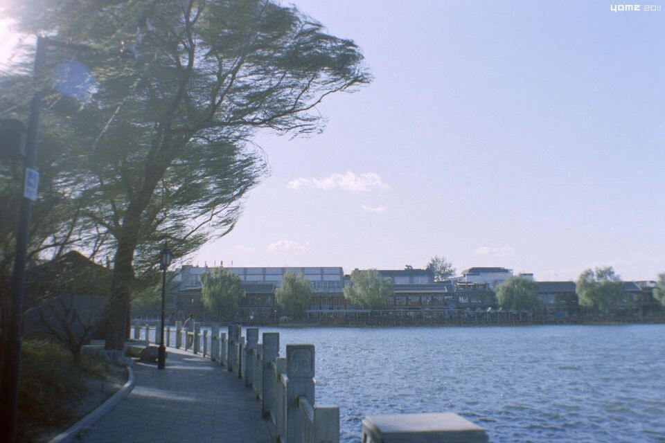 風起的恬靜 I<br />
前海。<br /><br />
2010.11<br /><br />
-<br /><br />
PENTAX Spotmatic + S-M-C Takumar 28/3.5 + 樂凱彩韻200<br /><br />
K-7 + S-M-C Takumar 50/1.4 近攝翻拍
