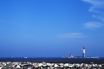 天空 大海 游人