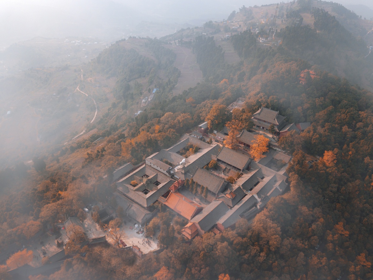 寺院寺庙秋景航拍成都金堂县云顶山龙泉山    打开微信,使用"扫一扫"