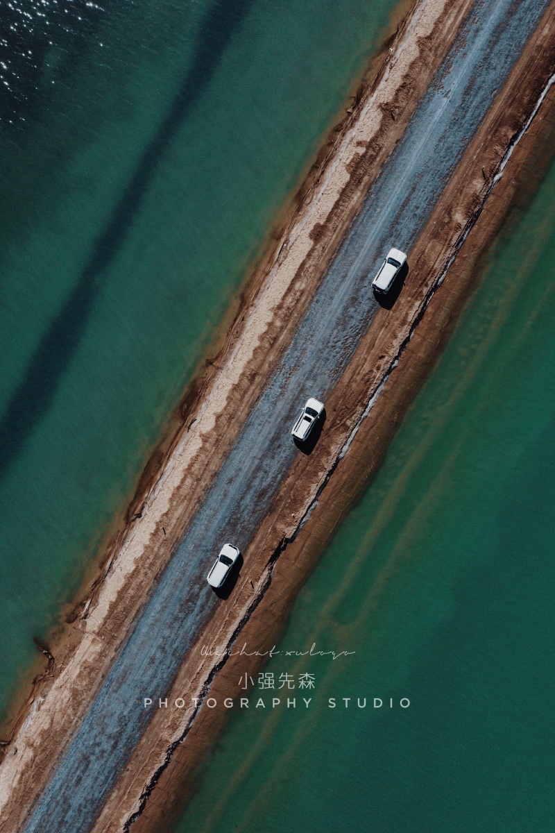 西台吉乃尔湖双色湖水上公路