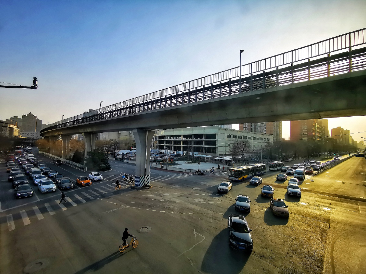 夕阳下的北京大屯路东地铁站下城市的样子在这里可以感受时在2021年3