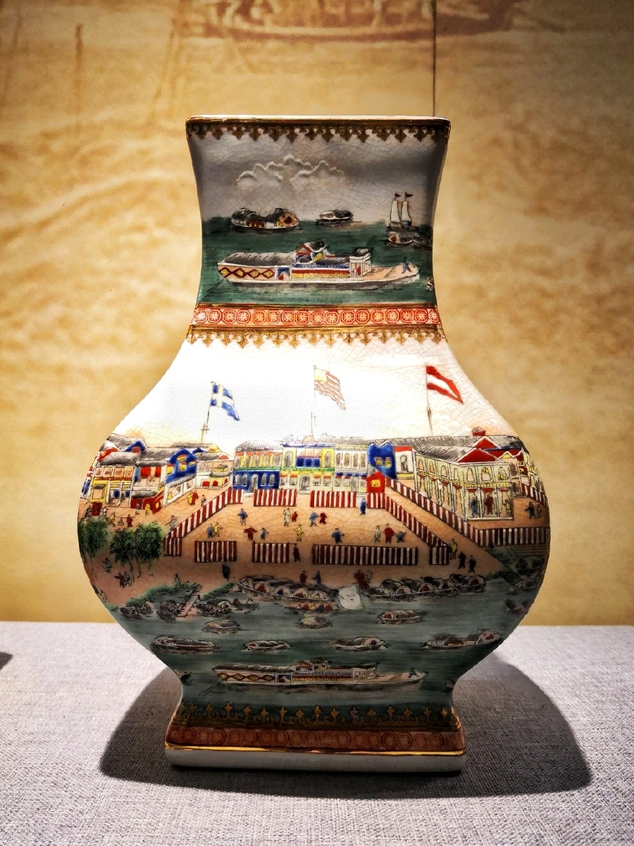 【清代广州的出口瓷器】广彩十三行四方瓶,清代制作.