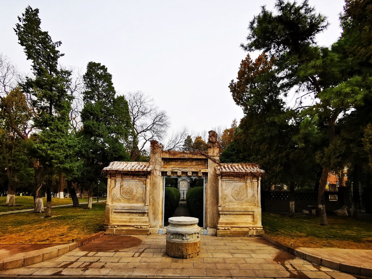 利玛窦墓前的石门时在2021年3月16日