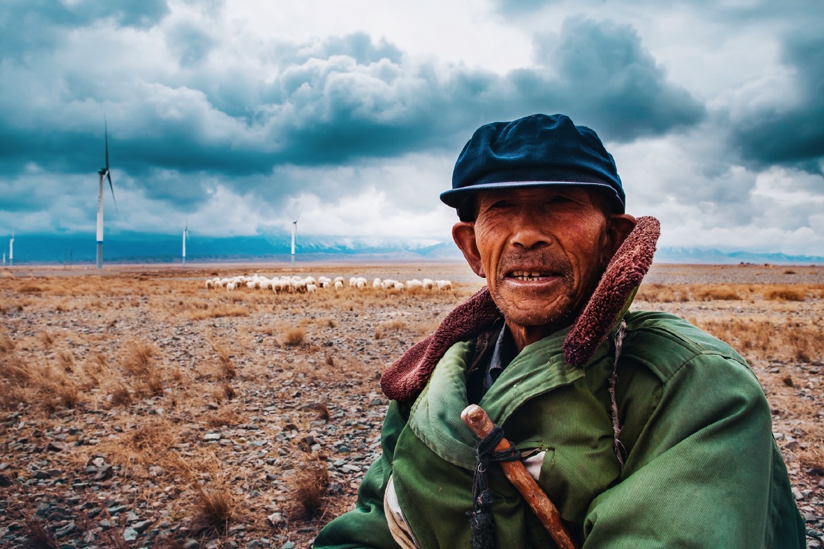 西北老人独有的肤色,脸上写尽沧桑却拥有朴实无华的笑颜.
