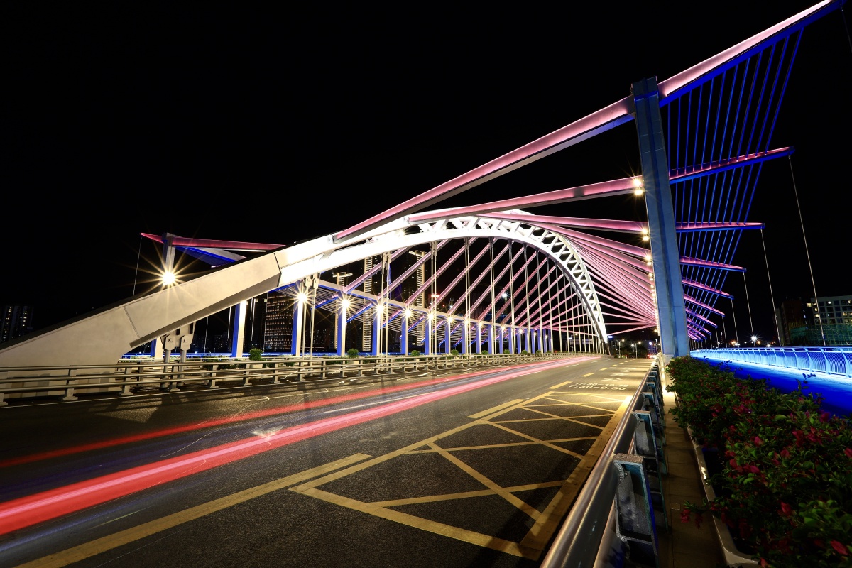 大鹏展翅拍摄于深圳前海梦海桥