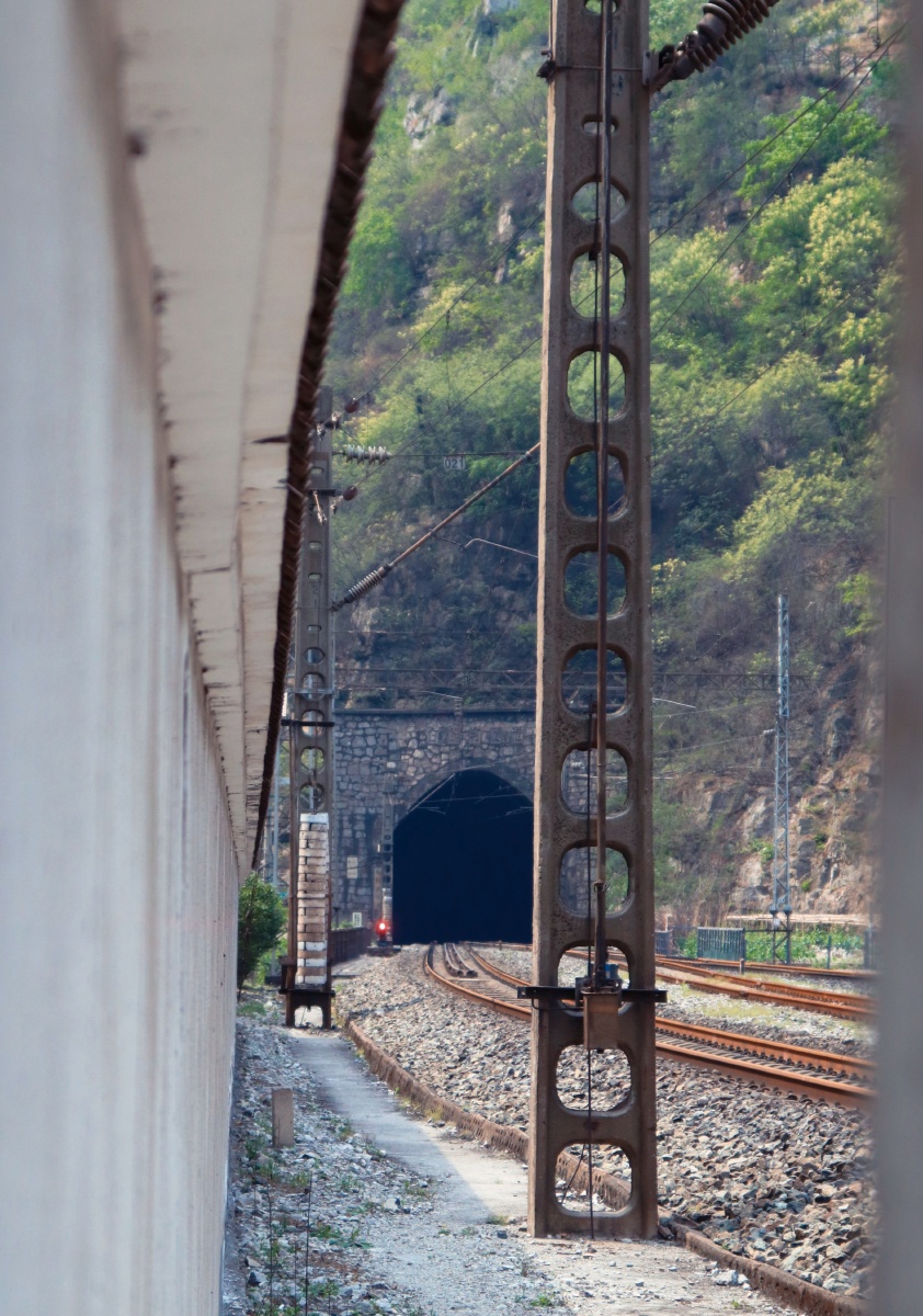成昆铁路上的五等小站关村坝站每天只有两趟绿皮客运列车停靠