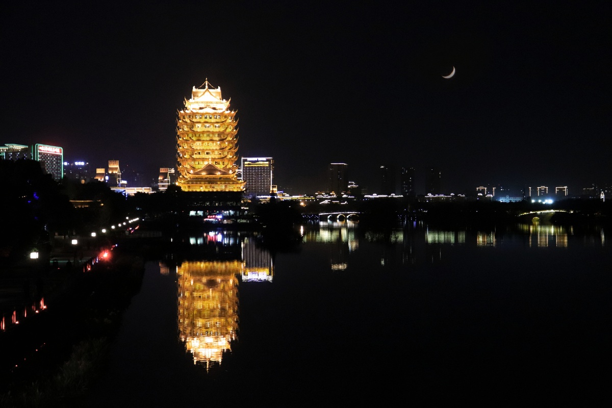 眉山网红水街远景楼灯光夜景打卡人山人海未能挤进最核心的水景表演