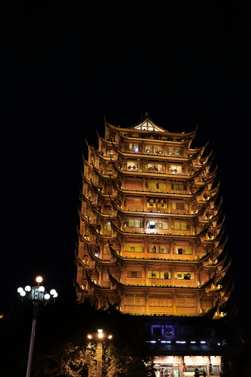 眉山网红水街远景楼灯光夜景打卡人山人海未能挤进最核心的水景表演
