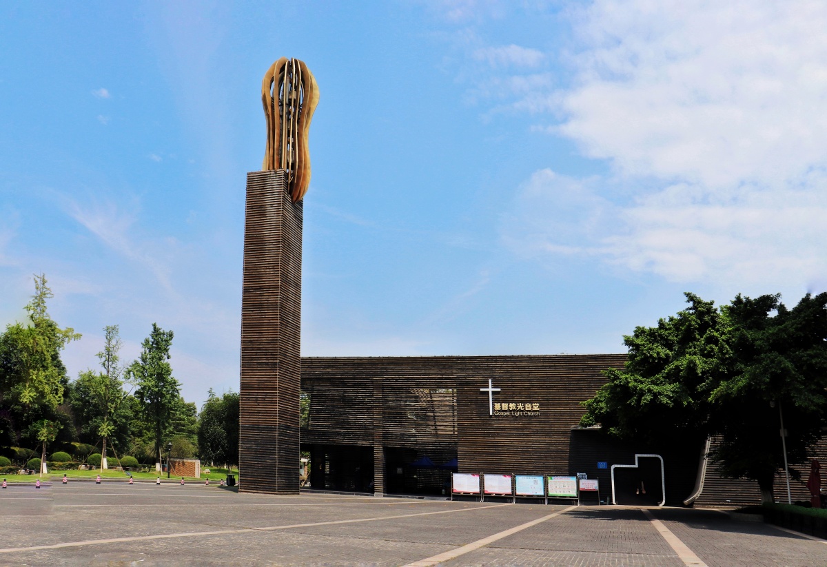 芬兰设计师韦萨洪科林用铁管,木质外墙及廊柱营造出置身于北欧