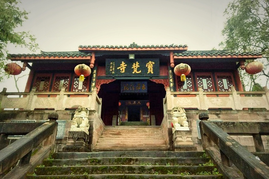 宝梵寺地处偏远的蓬溪县已无香火国宝殿内工笔重彩的明代壁画有着唐代