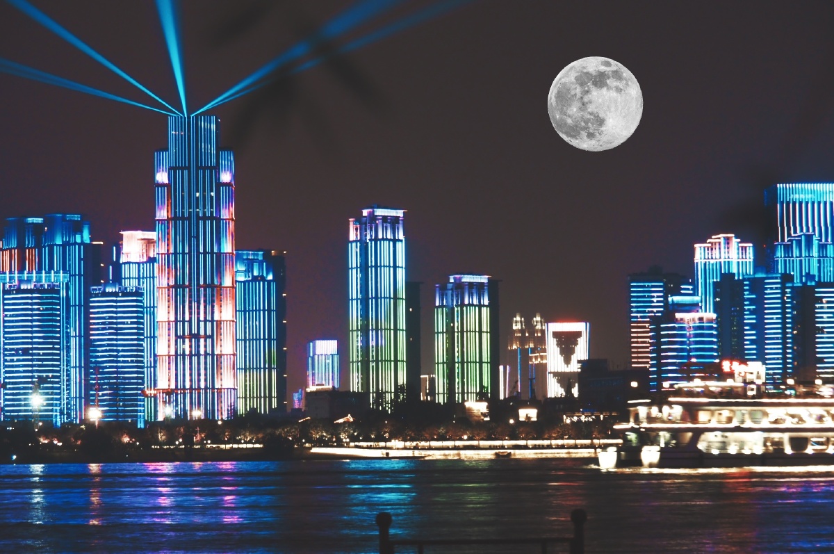中秋国庆双节同庆大武汉的江滩夜景有幸捕捉到月亮和建筑物同框的画面