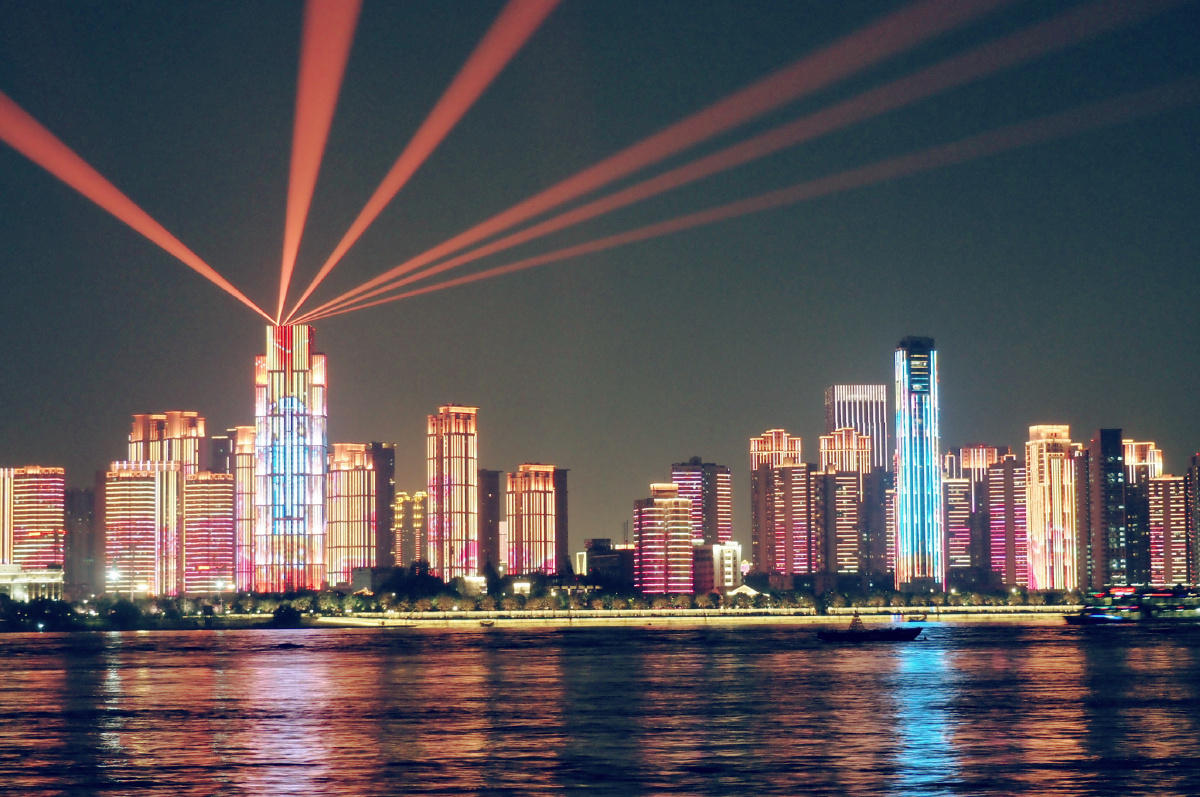 中秋国庆双节同庆大武汉的江滩夜景有幸捕捉到月亮和建筑物同框的画面