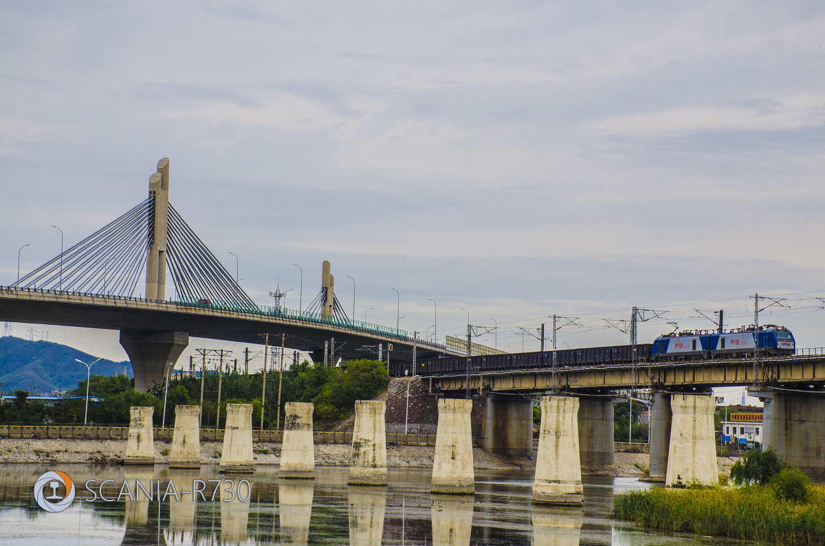 hxd2-1000系牵引货列驶入丰沙线一号桥上行线方向10月22日,hxd1c无火