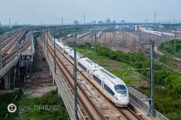 9月13日，行驶在京沪高铁上海段的CRH380B型列车 原图92rw