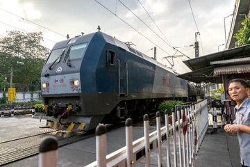 10月3日 广深线石牌-下元区间，广九直通车“ktt”（Z823次）在“广州蓝”下疾驰 原图薯片 (2)