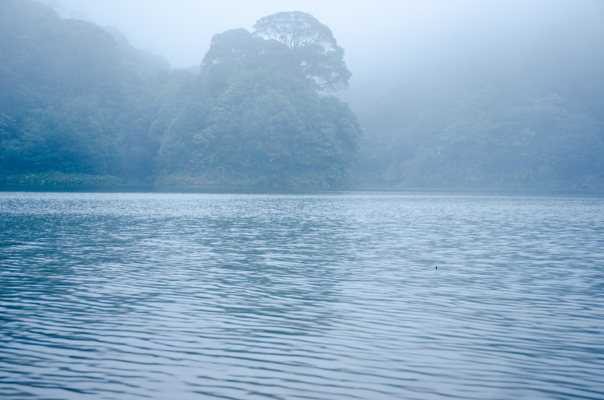烟雨朦胧的湖面
