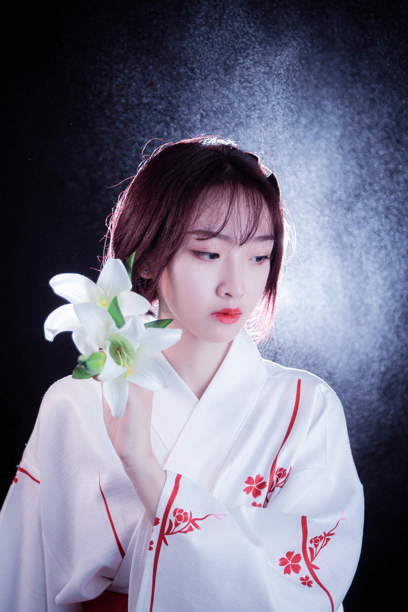 发光的神明少女