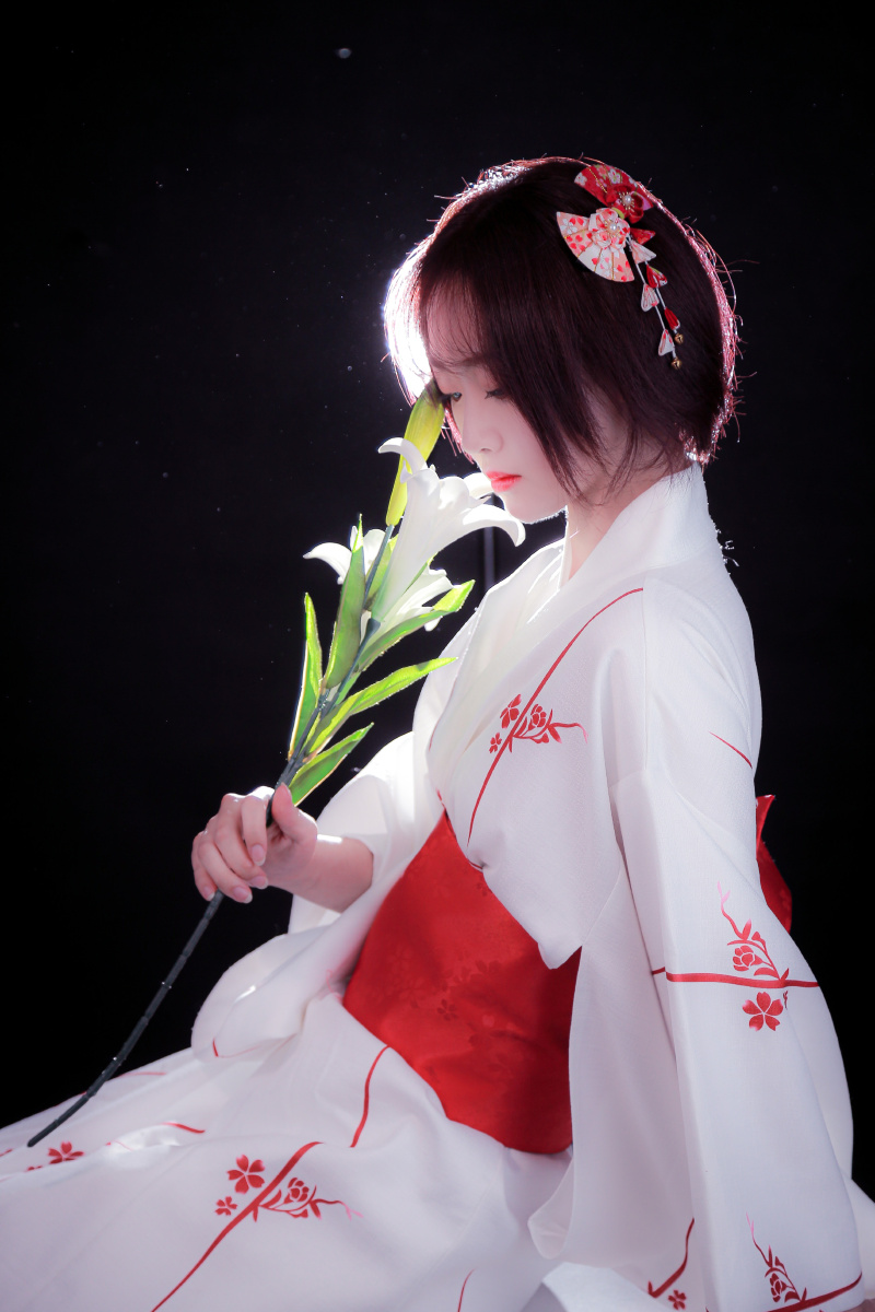 发光的神明少女