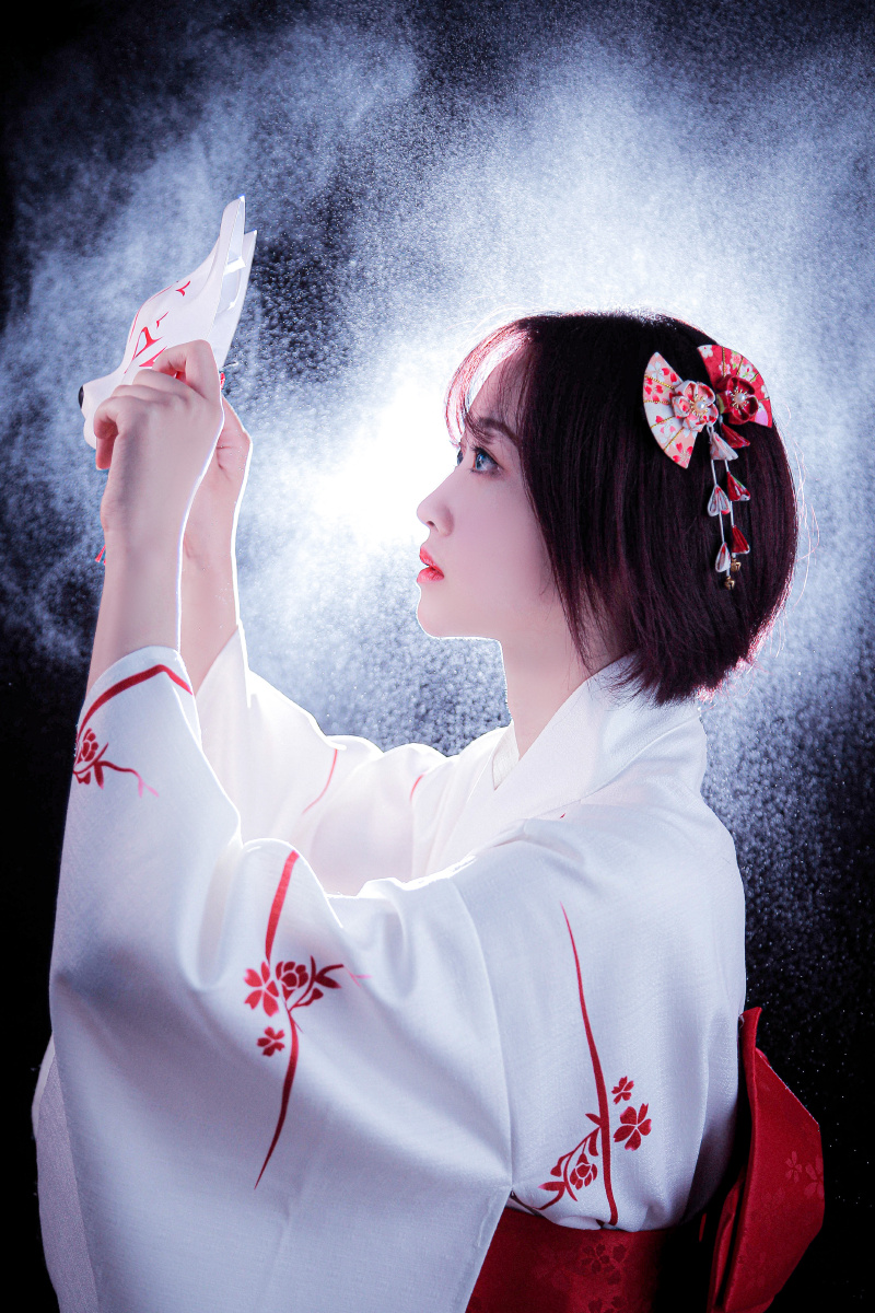 发光的神明少女