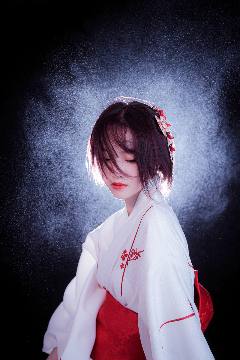 发光的神明少女