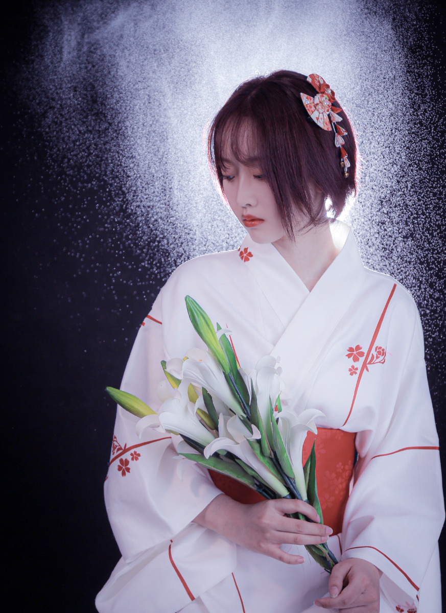 发光的神明少女