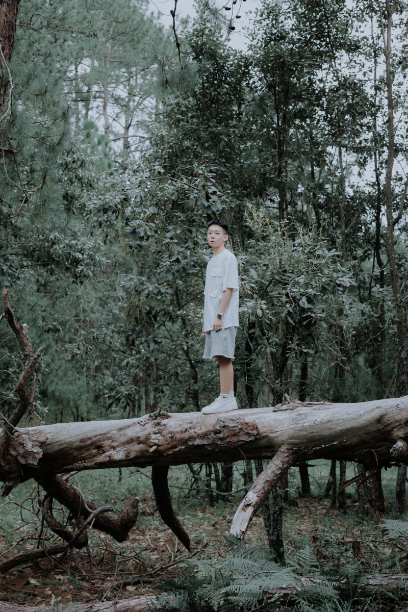 男生树林情绪写真